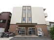 入口前には広いスペースがあり、入居者様の出入りに配慮されている。また、駐輪用のスペースについても十分に用意されている。