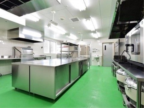 最新式の設備が完備されている厨房では、入居者様の食事が作られている。清掃が行き届き、整理整頓され、衛生管理が万全である。