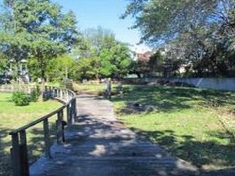 施設の近くには、自然あふれる公園がある。天気のよい温かい日には、ウォーキングや日向ぼっこなどに最適である。