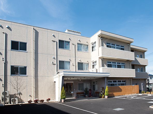 ３階建ての白いモダンな建物である。ベランダが完備されているので、天気のよい温かい日には、日向ぼっこが楽しめる。