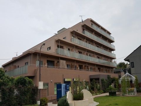 施設は階段状になった６階建ての建物になっている。外には広い庭園があり、芝生や木々などが植えられている。