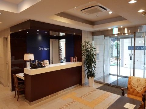 自動ドアの玄関を入ったところにある受付には高級感があり、まるでサロンのようである。床には点字ブロックが敷かれている。