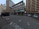 建物の外観と周辺の街並み