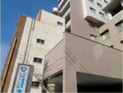 看板が近くに設置されている介護施設の外観