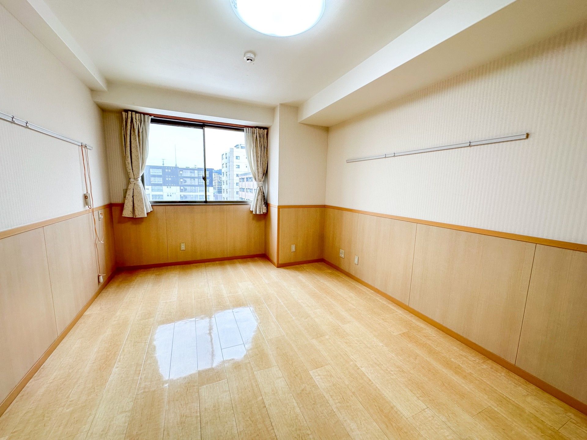 窓のある明るい部屋