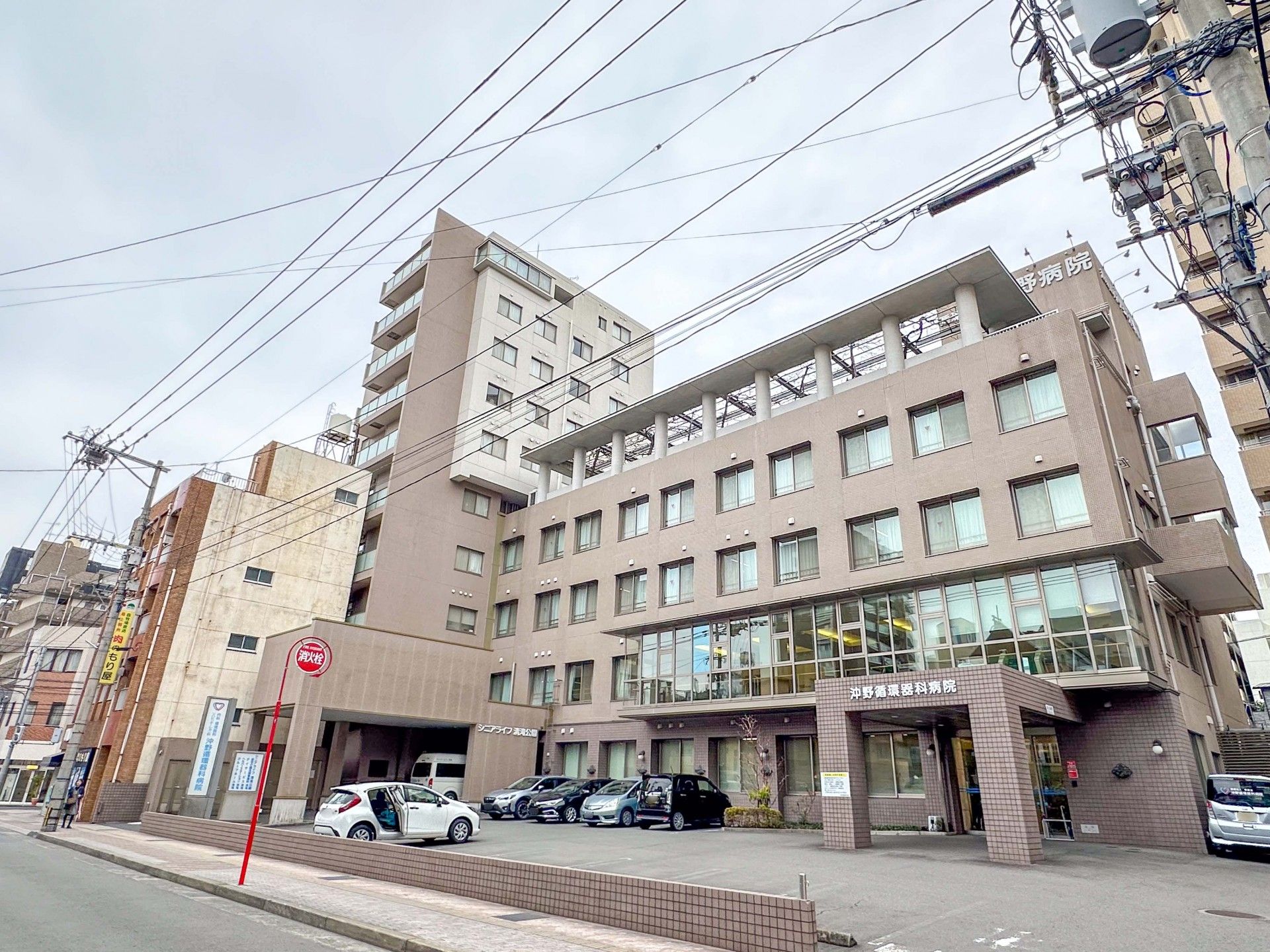 落ち着いた外観の建物