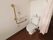 洋式トイレで、洗浄機機能がついているので、身体を清潔に保つことができる。緊急時ブザーも完備なので、安心にご利用いただける。