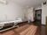 車椅子の入居者様が生活しやすいようになっている部屋である。個室のトイレははカーテンのみで仕切られているので、移動が楽である。