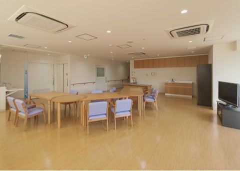 テレビが設置された共有スペース