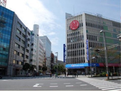 駅前通りは道路の幅も広く、きちんと整備されている。街並みはスッキリとした雰囲気になっており、老舗デパートがある。