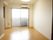 フローリングの床の部屋にはエアコンが取り付けられている。窓もあるが、カーテンはかかっておらず、家具なども何もない。