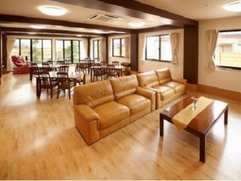 木目調の床と家具で、アットホームな落ち着いた空間になっている。広々とした窓があり、穏やかでゆったりと過ごせる。