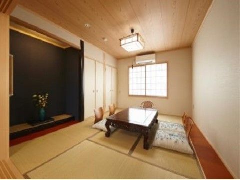 まるで旅館のような落ち着いた和室空間となっている。畳はもちろんのこと、黒の床の間からはモダンな雰囲気を感じることもできる。