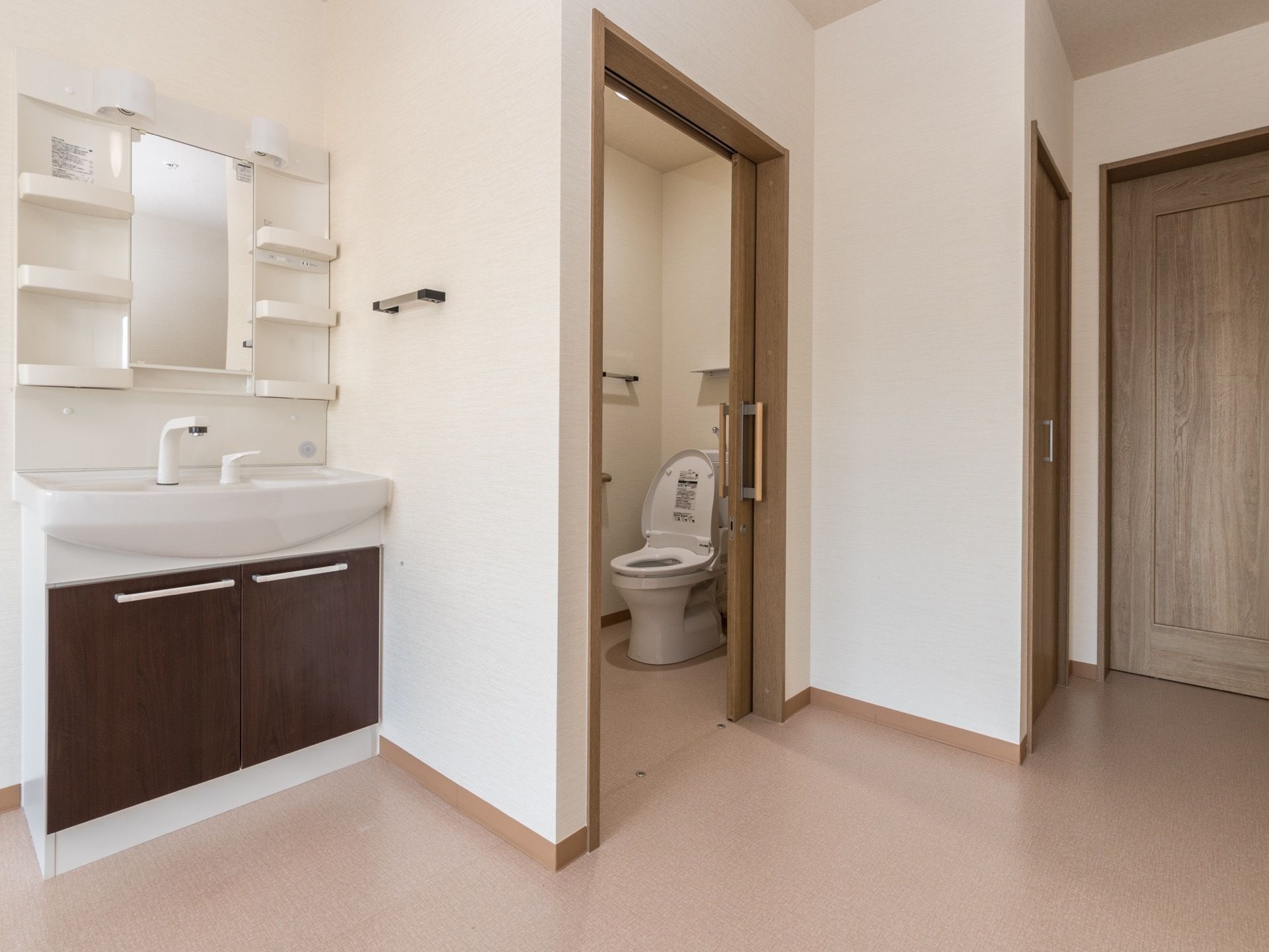居室内には、つくり付けの物入れやトイレ、洗面所を備えている。トイレや居室の扉は引き戸になっており、バリアフリーとなっている。