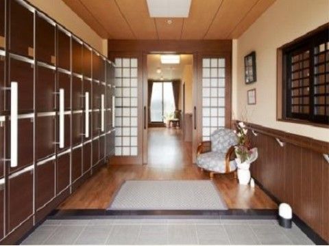 段差が低いバリアフリー仕様なので安心して利用できる。靴の脱ぎ履きや休憩にも役立つローチェアも設置されている。