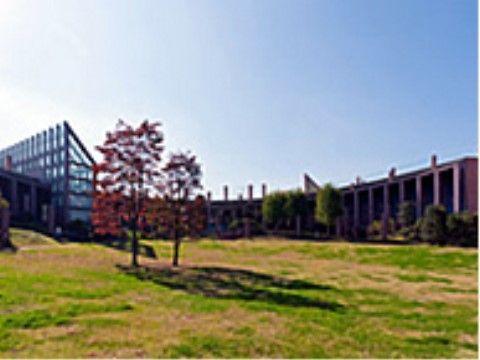 「ハーウィル東武動物公園」の周辺5。広場でお散歩できる。