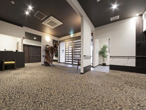 「ハーウィル東武動物公園」の1階玄関ロビー。高級感があるロビー。