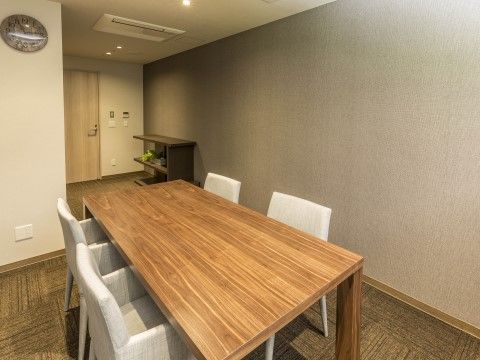 4人用のテーブルが置かれた、落ち着いた雰囲気が漂う談話室