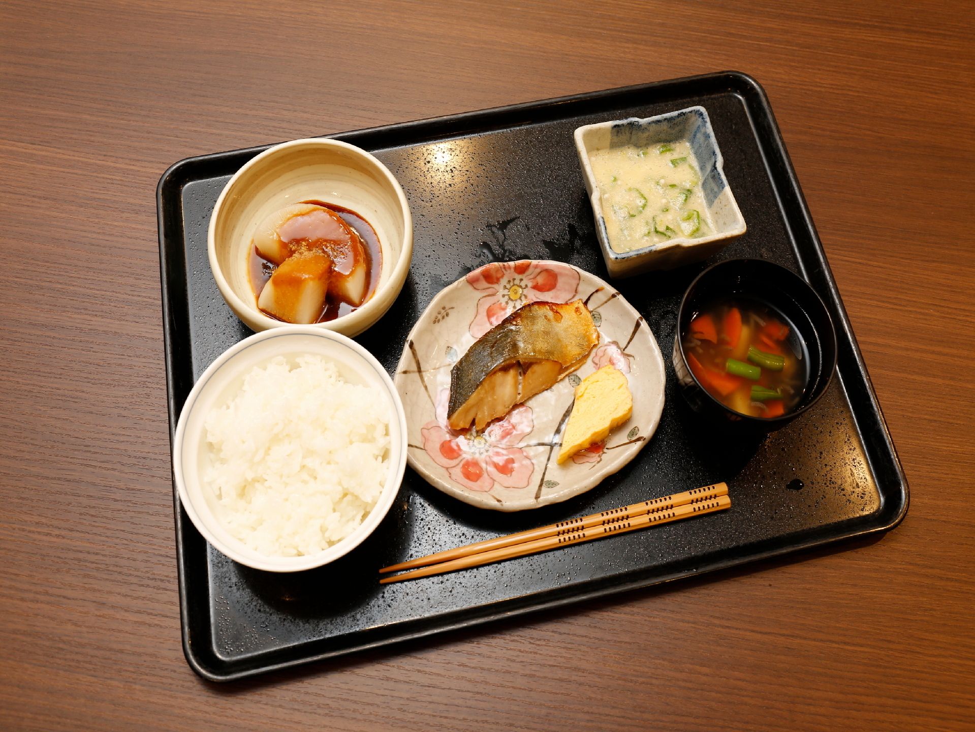 和食の野菜が中心のメニュー。食べやすい量で噛み砕きやすい大きさにカットされている。花柄入りの陶器で華やか。