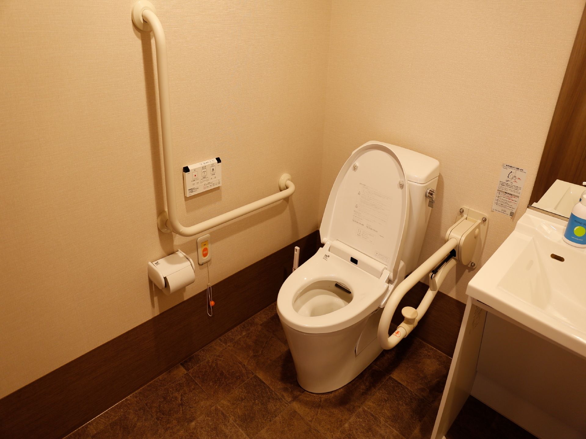 清潔感のあるゆったりとしたトイレには、手すりや非常呼び出しブザーが完備。必要ない時には収納できる手すりも完備。