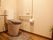 清潔感のあるトイレにはマットとカバーが完備。手すりや非常用ブザーも完備されているので安心して利用ができる。