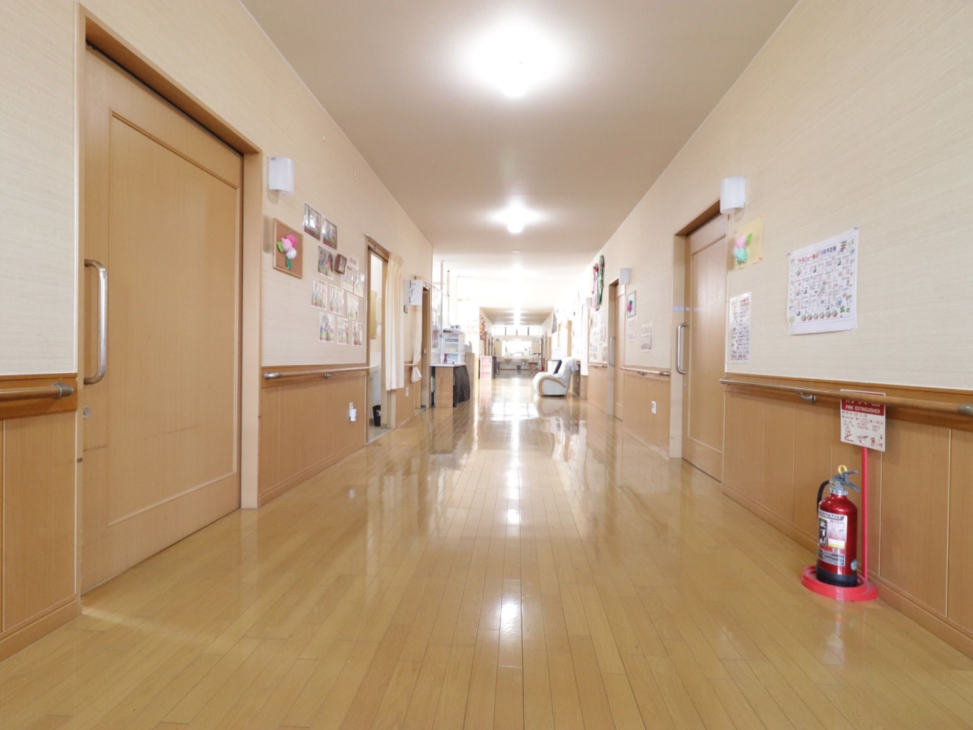 広い廊下は見通しが良く、各部屋は大きな引き戸で仕切られているため、すべての入居者の方が安全に移動することができる。
