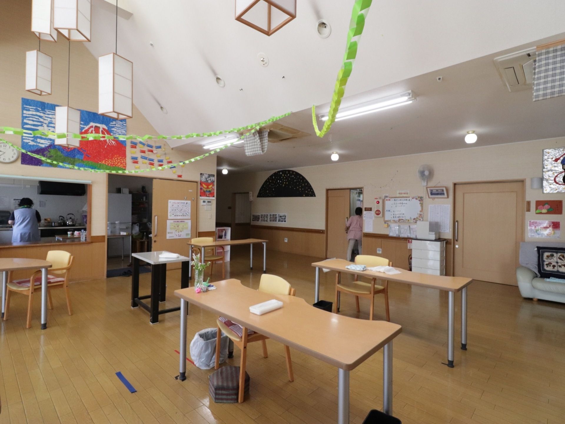 食堂は広く、天井も高くなっているため、開放感を感じられる。職員が多くおり、厨房の中も見渡すこともできるため、安心して食事を摂っていただける。