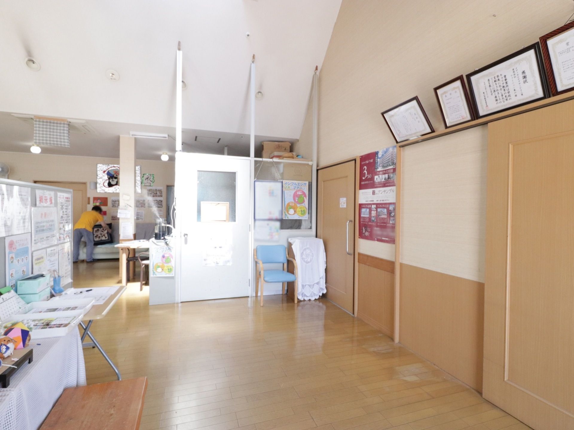 入居者様が使用されるすべてのドアを大きな引き戸にしており、移動経路も広く設計されている。安全に配慮した設計となっている。