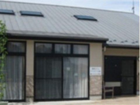掃き出し窓や高窓、天窓を設置し、採光に配慮した平屋建ての施設