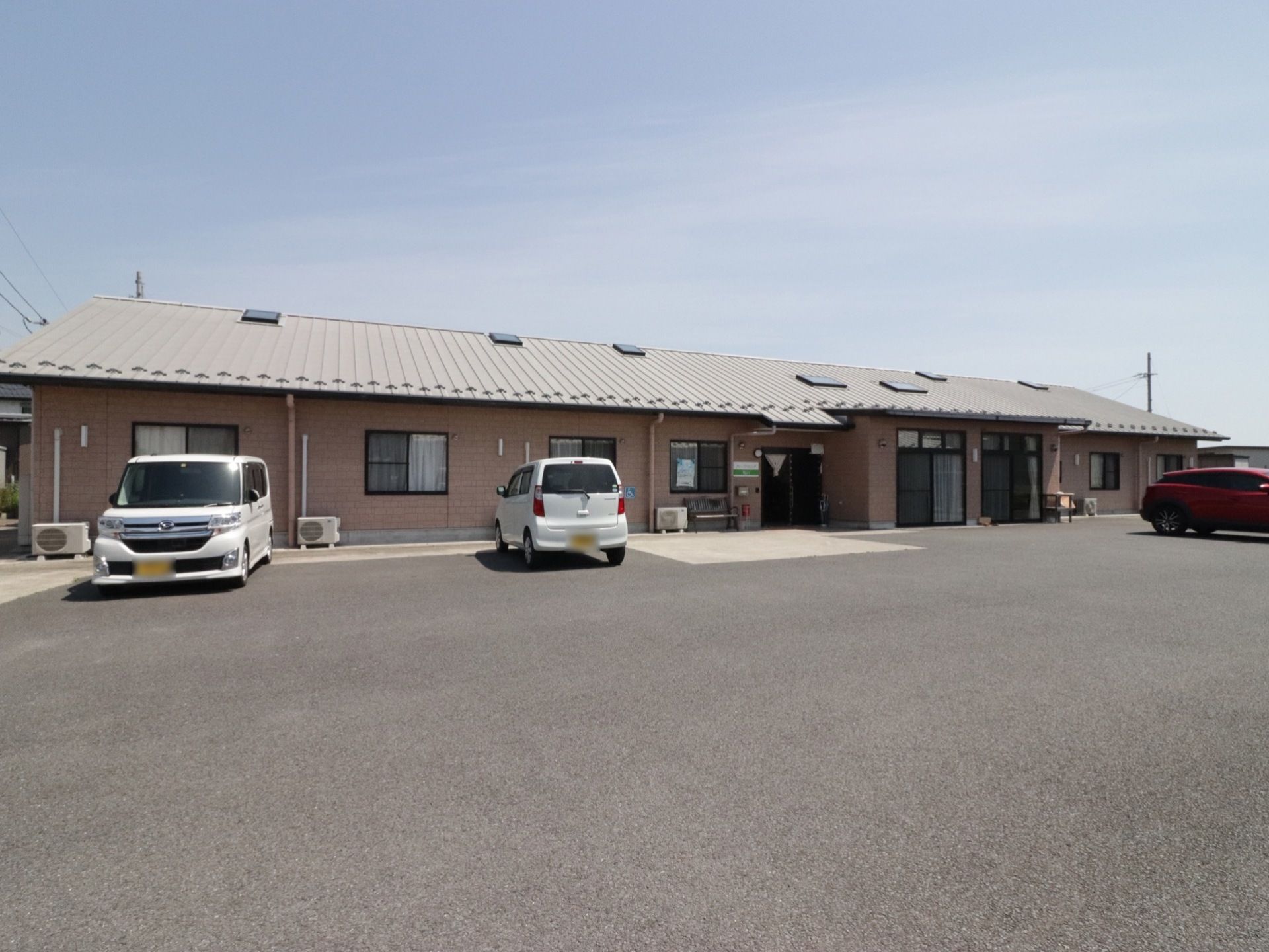 広い土地にある平屋建ての建物である。周りには高い建物がないので日当たりが良好。段差のない構造になっている。