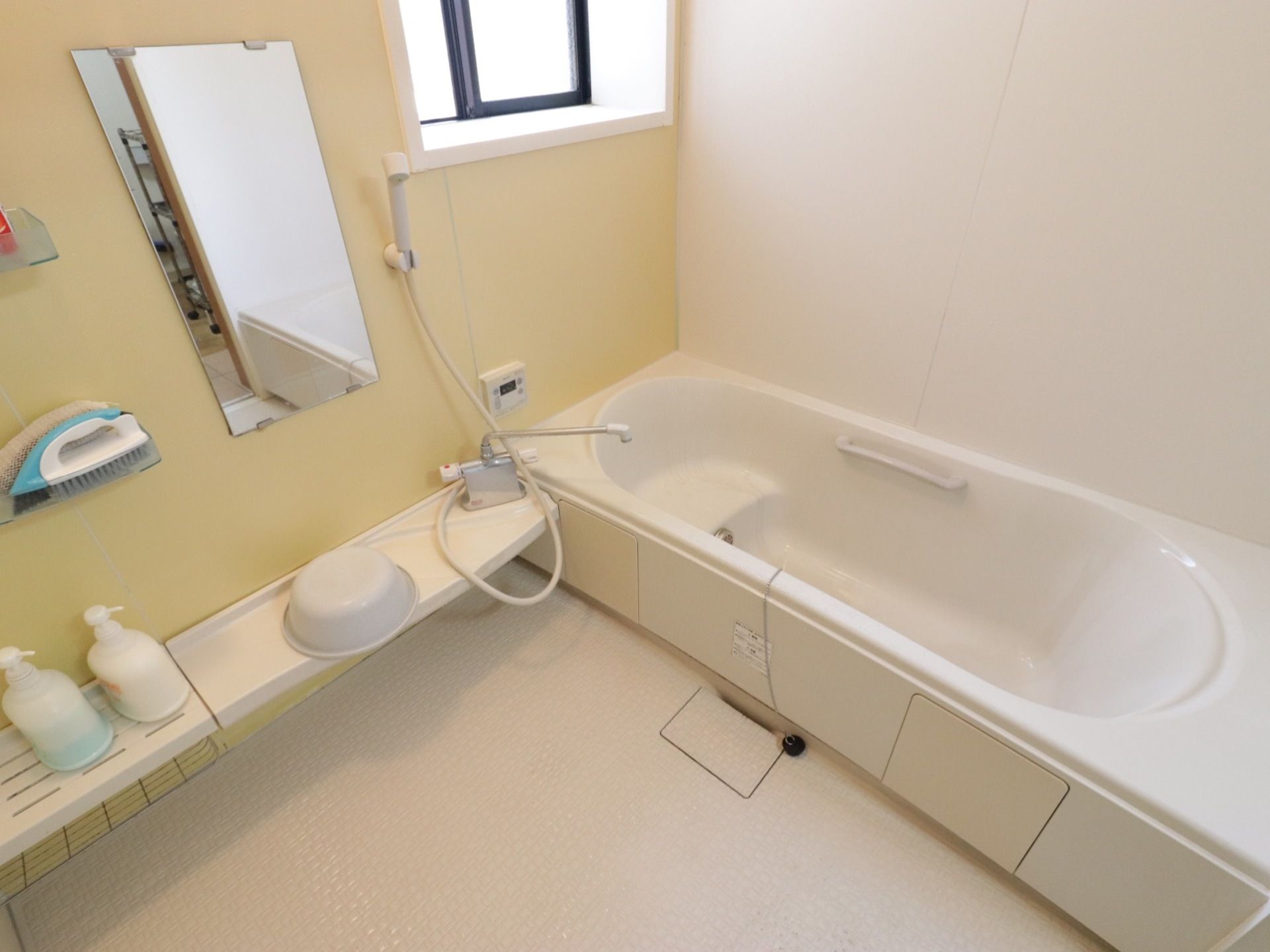 一般家庭と同じタイプの居室の浴室である。窓が付いている。浴槽は大変広いので足を伸ばしてゆっくりくつろげる。