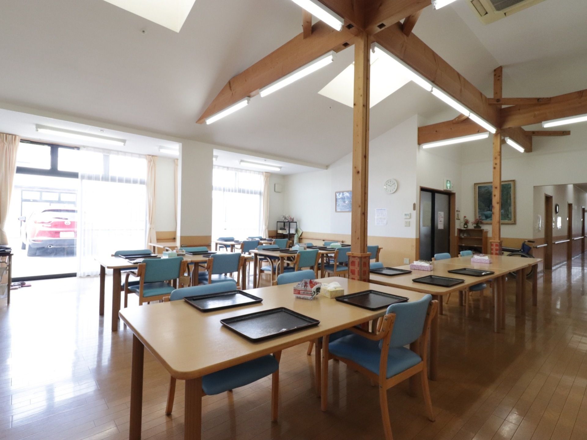 入居者様が集まって食事をする、天井の高い広々とした食堂