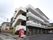 施設前の道路から見た時の施設全景。他に高い建物はなく、閑静な住宅街の中にある。道路に面して各階につながる非常階段がある。