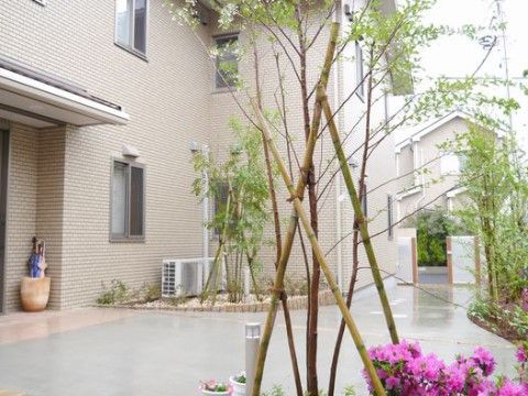 グループホームあじさい鎌ヶ谷のエントランス。玄関前には季節の花を植えている。