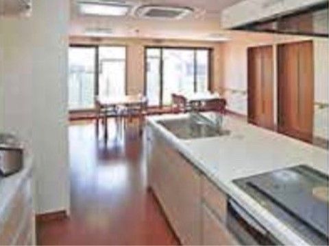 グループホームあじさい鎌ヶ谷のアイランドキッチン。広々使用できるキッチンになっている。