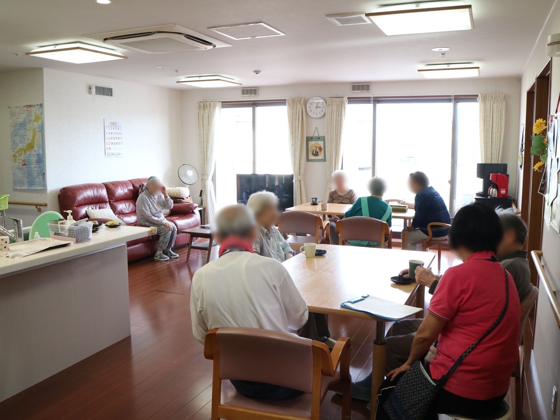 グループホームあじさい鎌ヶ谷の生活の様子。スタッフが入居者様と外出も行う。