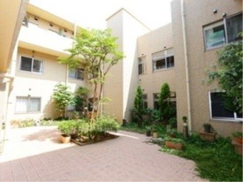 綺麗に育てられた木で整えられたグループホームの中庭