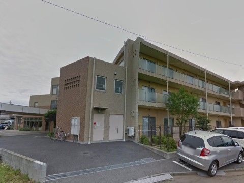 「グループホームあじさい」の外観。車が止められるよう駐車スペースを設けている。