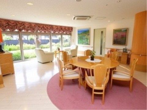 「グループホームあじさい」の共有スペース。家族様やお友達の方と一緒にいられる共有スペースである。