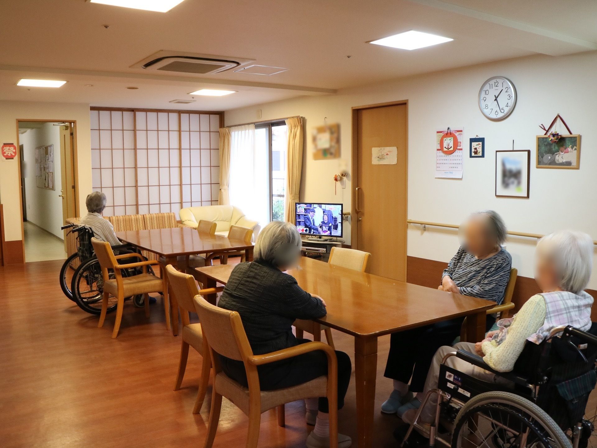 入居者様が集まる共有スペースは、常に整理整頓を心がけている。無駄な物を置かないことで、部屋がすっきりし、転倒防止につなげている。