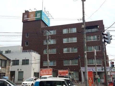 「楽居館」の外観。落ち着いた色合い。