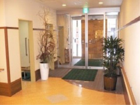 「楽居館」のエントランス。フルフラット設計。
