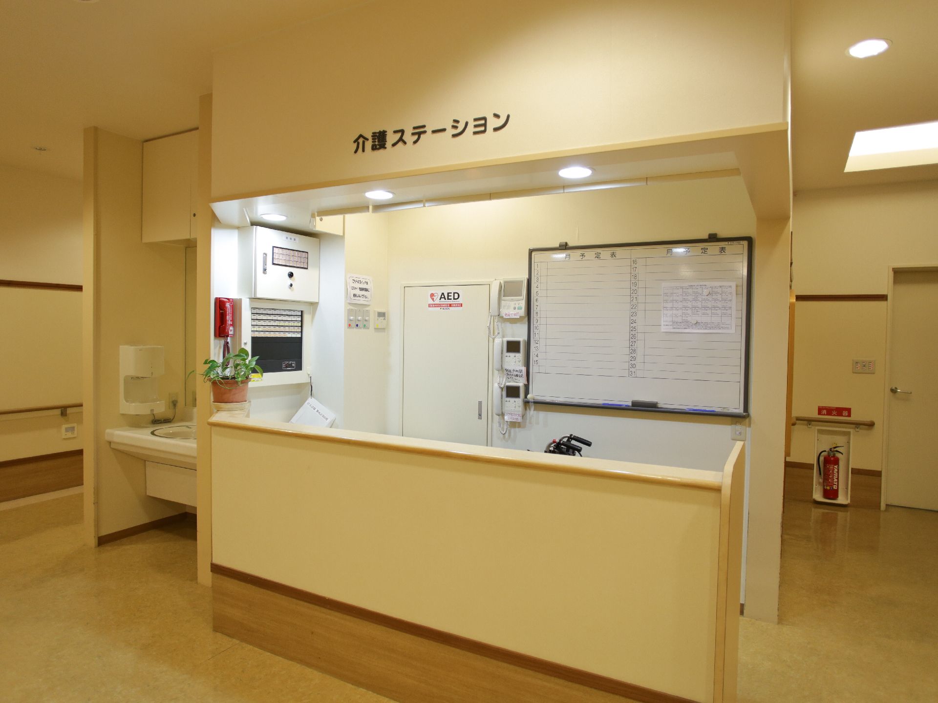 新館1階の介護ステーションは、食堂の近くにあります。介護ステーションからは、食堂と部屋を見渡すことができます。