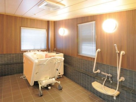 入浴介助用の浴槽が取り付けられた、バリアフリーの広い浴室