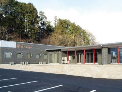 施設は緑の森が近いのどかな立地にある。施設の手前には広い駐車場があり、車でのご訪問に大変便利である。