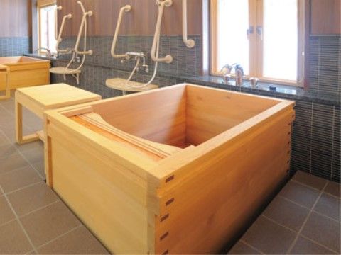 浴槽と洗い場が２つ用意されており、複数人でご利用いただける。手すりやシャワーベンチが付いており、入居者様の自立した入浴をサポートする。