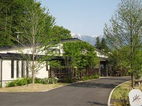 ２階建ての建物は、落ち着いた雰囲気を感じられる外観となっている。自然豊かな環境で、ゆったりと暮らしていただける。