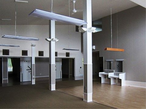 天井に吊られた照明が特徴的な、開放感のある共有スペース