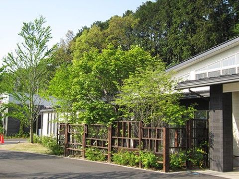 施設の敷地ギリギリまで木々を植えている。緑に囲まれた癒される環境で、豊かな暮らしを送っていただける。