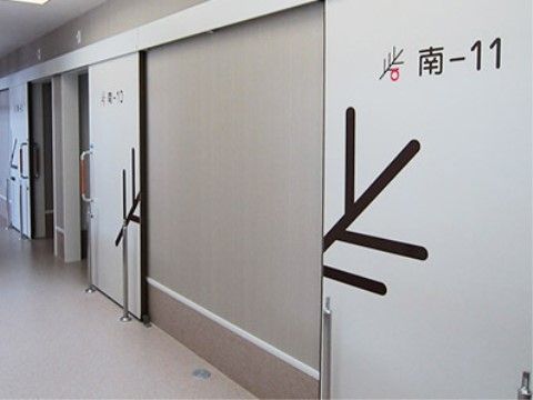それぞれのお部屋は大きい引き戸を採用している。車椅子をご利用の方も、出入りが楽に行えるよう設計している。